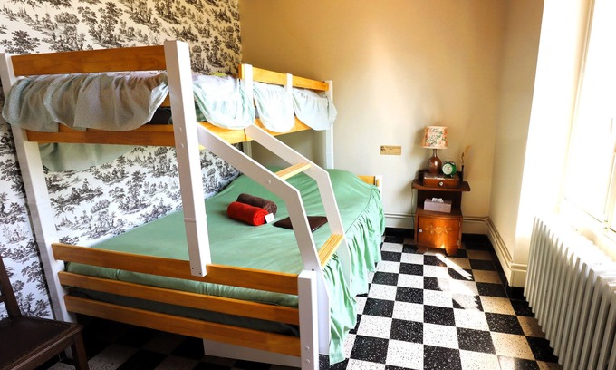 Treigny House | Room rental Bienvenue chez Mémé Chambre de Dédé