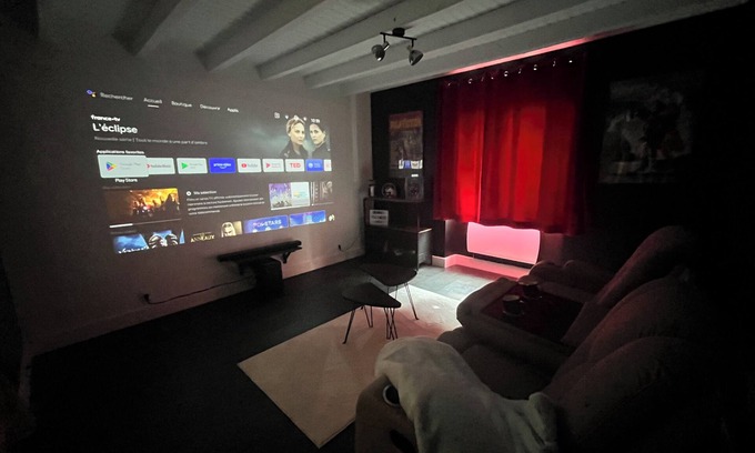 Caupenne Bed & Breakfast | Room with private spa and cinema room