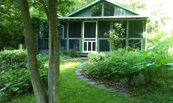 Oneonta House | Rose Cottage a Botanical Garden Retreat in the city but surrounded by nature