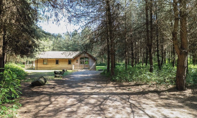 Rosliston Cottage | ROWAN LODGE, family friendly, with a garden in Rosliston