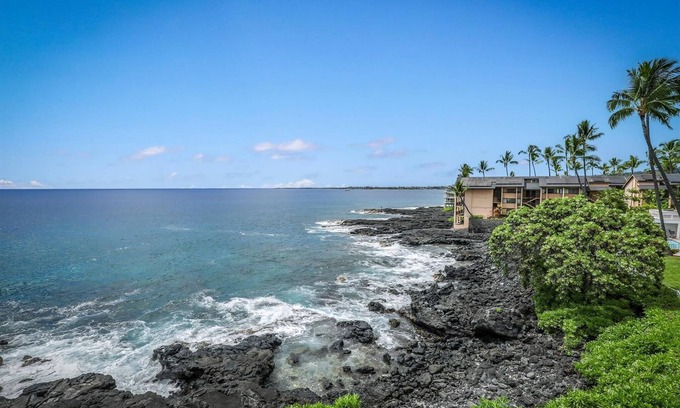 Kailua-Kona Condo | Royal Sea Cliff Kona 314 Oceanfront 2 Bedroom 2 Ba