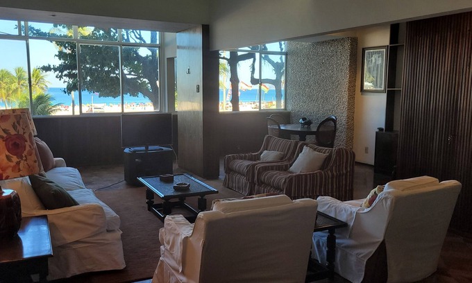 Leme Apartment | Rudder standing in the sand