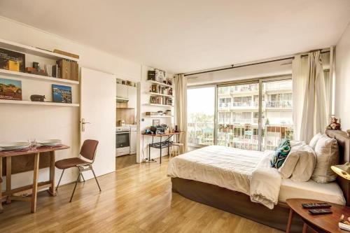 Quartier de la Folie-Mericourt Apartment | Rue Saint-Maur 1-Bed Studio Balcony and View