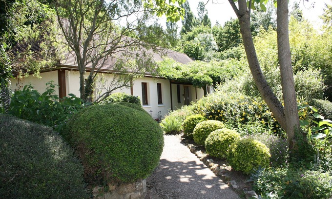 Asnieres sur Vegre Cottage | Rural gîte with Pool, WIFI, 3 Bedrooms 2 BA