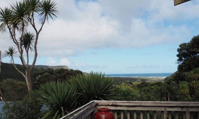 Bethells Beach House | Ruru Cottage nestled at beautiful Bethells Beach