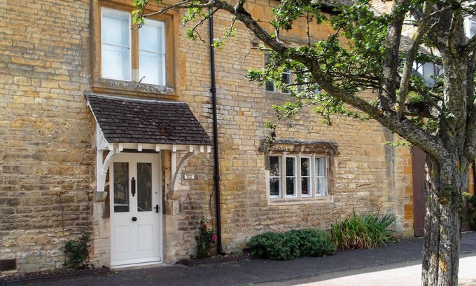 Moreton-in-Marsh Cottage | RUSKIN HOUSE, family friendly, with a garden in Moreton-In-Marsh