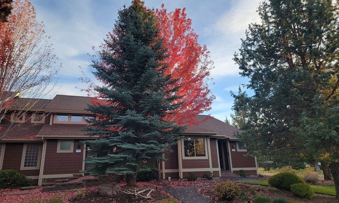 Redmond Condo | Russ And Mary's Mountain High Bungalow (Includes 6 guest passes)