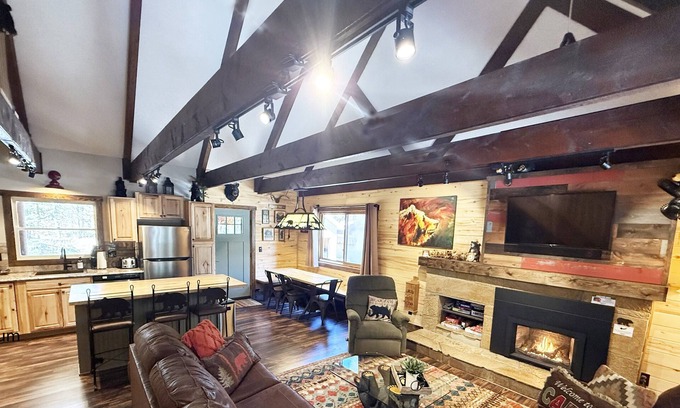 Island Park Cabin | Rustic Cabin Charm|Modern Amenities|AC|Arcade|Bear Paw Lodge