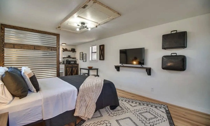 Gentry Cabin | Rustic Cabin! Close to Downtown Siloam Springs