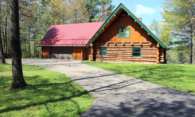 Amherst Junction Cabin | Rustic Full Log Home on quiet Lake Onland - Family and Pet Friendly