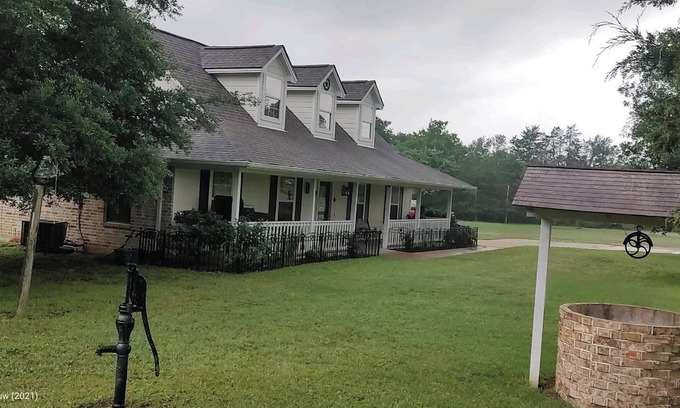 Bryan House | Rustic getaway on 3 acres - Only minutes from TEXS A&M University.