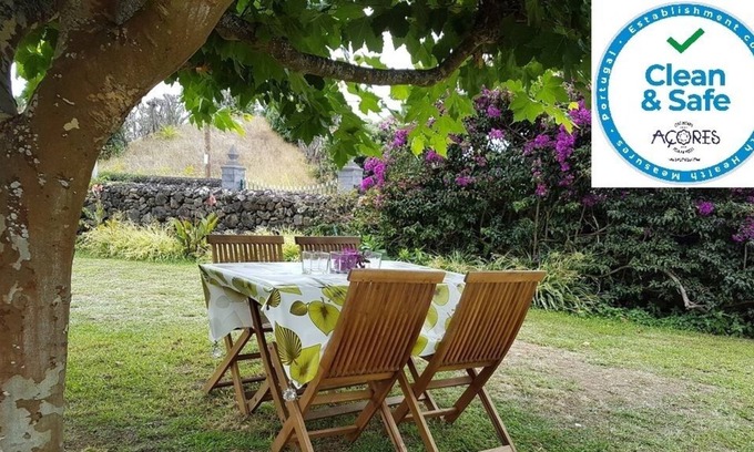 Caloura Cottage | Rustic house with garden