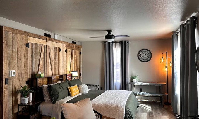 Wisconsin Dells Cottage | Rustic King Cottage @ Sandstone Rustic Retreat