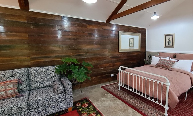 Rainbow Flat Cabin | Rustic & Luxurious Farm Stay just a short drive to beautiful beaches!