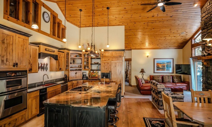 Donnelly Cabin | Rustic Themed Cabin with Starlink. Walk/Snowmobile to lake from house. Ice Fish