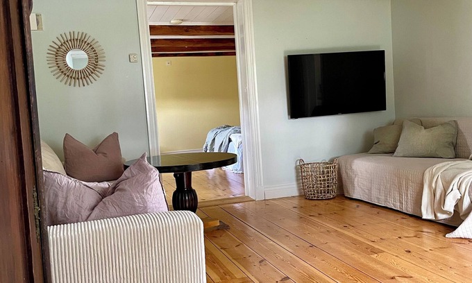 Ingelstad Apartment | Rustik Lägenhet Hem Nära Sjö och Natur med Värmande Karmin