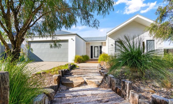 Dunsborough House | Ryze N Shine I Private Properties