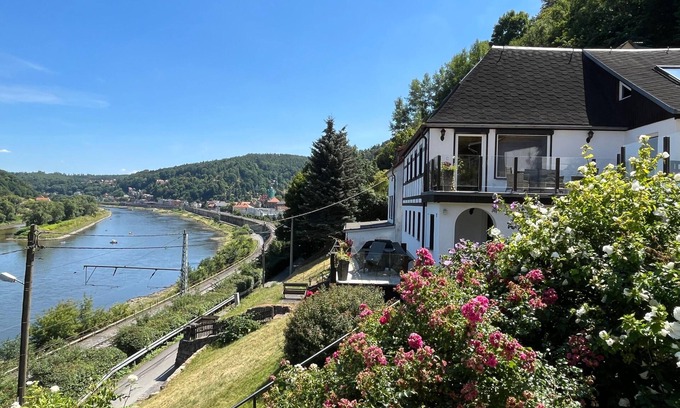 Konigstein an der Elbe Apartment | Sächsische Schweiz Ferienhaus Wohnung 1 mit Elbblick Sauna und Kamin