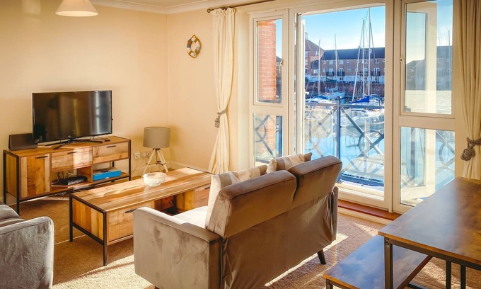 Eastbourne Apartment | Sailor's Rest: modern 2-bed, 2-bath with gorgeous water views