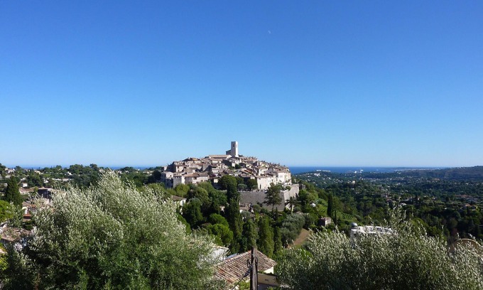 Saint-Paul-de-Vence Apartment | Saint Paul De Vence, Charming Suites in The Heart Of The Village. 4 * Biloba