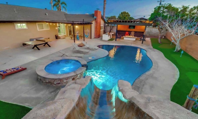 Lincoln Acres House | Salt Water Pool & Mini Golf - Close to Downtown
