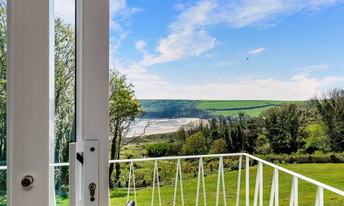 Pembroke Apartment | Salty Kisses - Sea Front Aparment