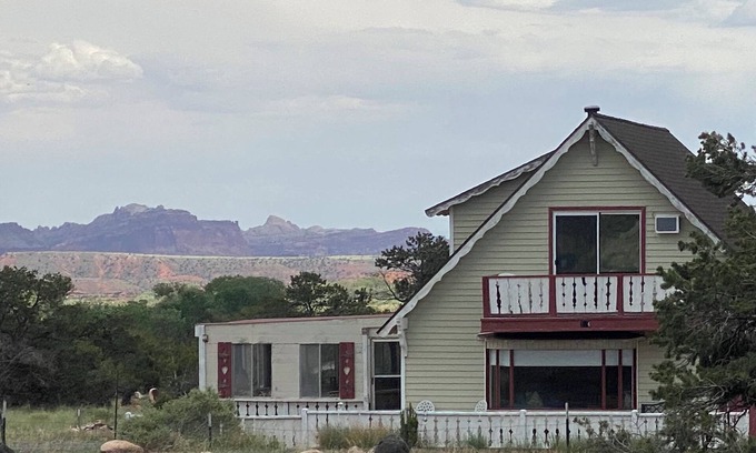 Torrey House | Sandcreek Cottage/Fabulous Views on Five Acres/Capitol Reef National Park