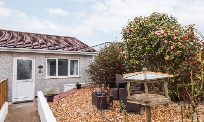 Camborne Cottage | SANDYFEET, pet friendly, with a garden in Camborne