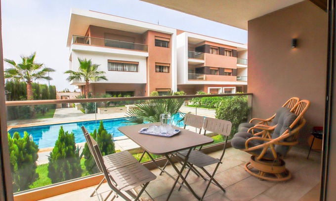 Tamrhakht Apartment | Sasha - Piscine - Luxe-Apartment-Deluxe-Mobility bath-Pool view