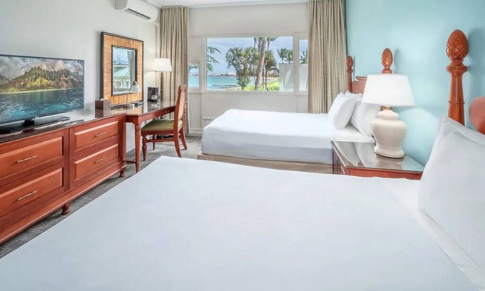 Kahului Hotel | Scenic Afternoon Beach Stroll: Two Ocean View Rooms with Outdoor Pool Access