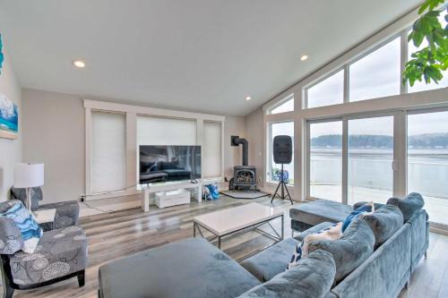 Allyn House | Scenic and Spacious Getaway on North Bay with Deck!