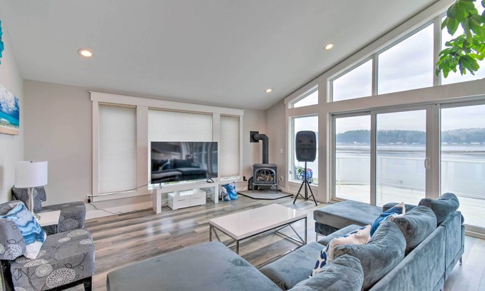 Allyn House | Scenic & Spacious Getaway on North Bay w/Deck!