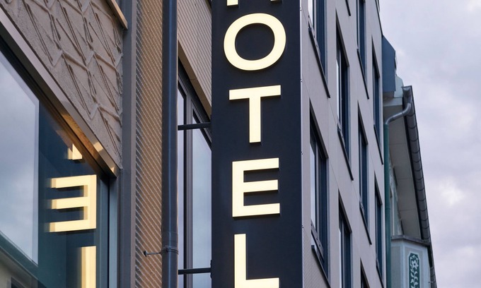 Schwabing-Ost Hotel | Schwabinger Wahrheit by Geisel