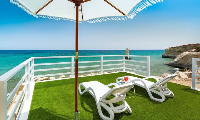 Noto Marina Villa | Sea front villa with Jacuzzi, Lido di Noto, Sicily