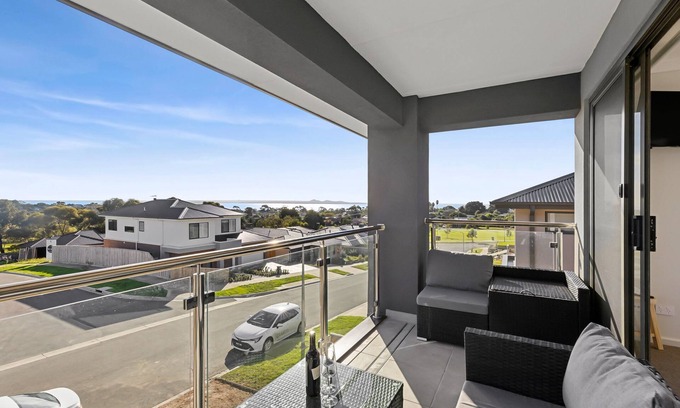 Clifton Springs House | Sea View Seaside Retreat, Pet friendly.