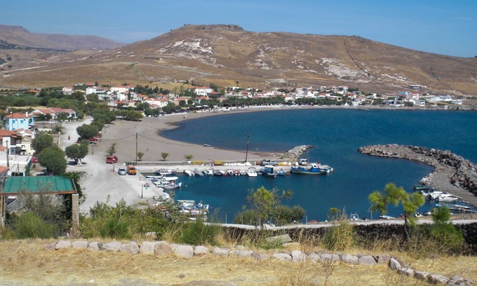 Tavari House | Seafront 2 Bedroom Apartment With Parking