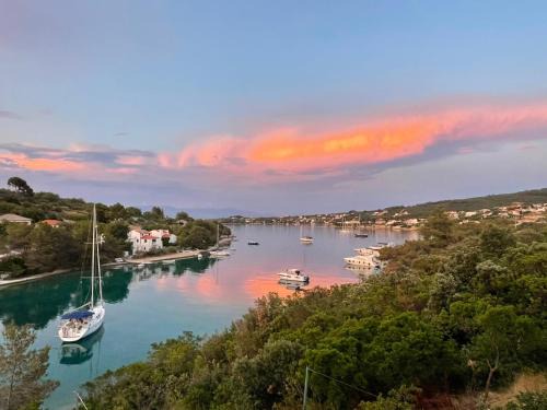 Necujam House | Seafront rural big house at Solta Croacia island