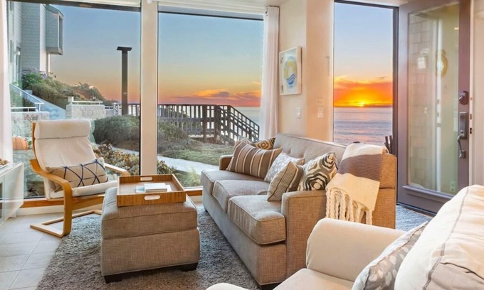 Solana Beach House | Seascape Front Row: Ocean Front, Pool & Spa