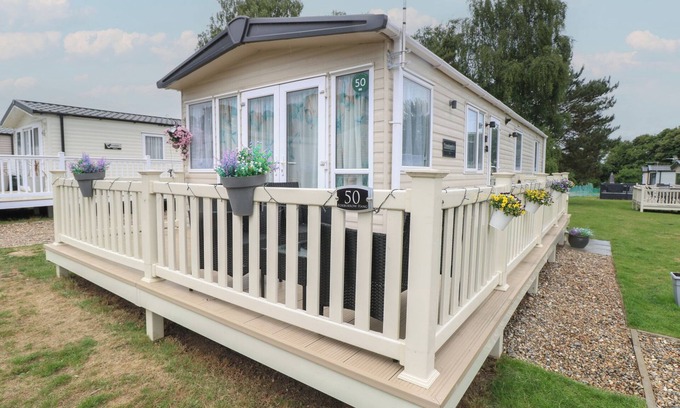 Hopton Cottage | Seashell Lodge, 50 Foxburrow Hang