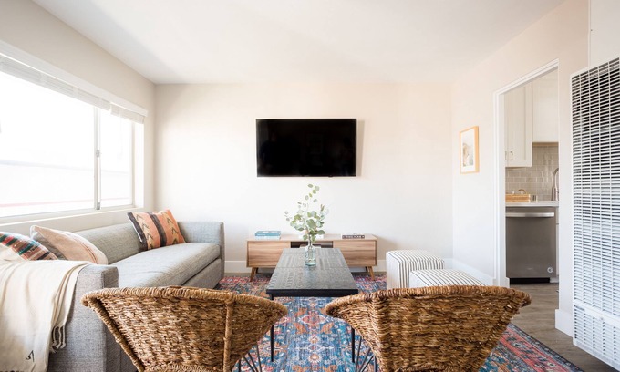 La Jolla Apartment | Seashore V by AvantStay | Sleek La Jolla Flat 5mins from the Beach!