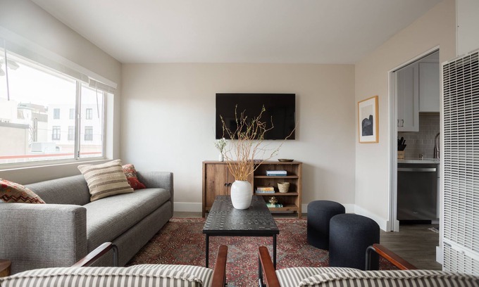 Village of La Jolla Apartment | Seashore VII by AvantStay | Modern La Jolla Flat 5mins from the Beach!