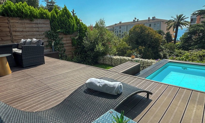 Cannes La Bocca Apartment | Seaside getaway : private pool and few steps from the Beach