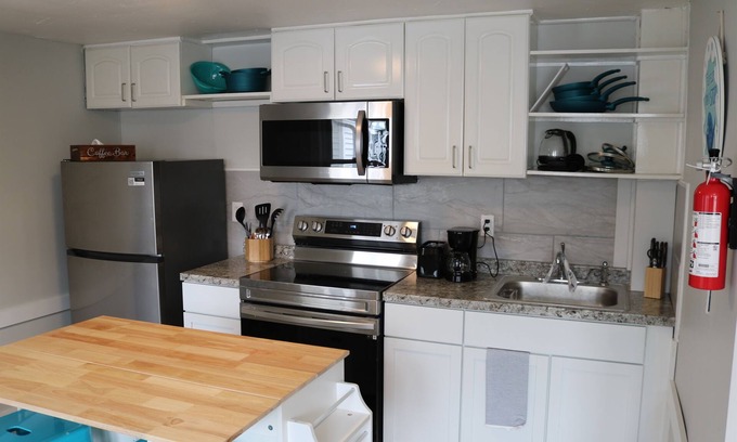 Hampton Apartment | Seaside Social Deluxe - Steps to Wally's, Goat