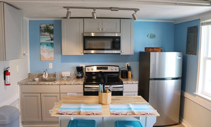 Hampton Apartment | Seaside Social - Steps to Wally's, Goat, L Street