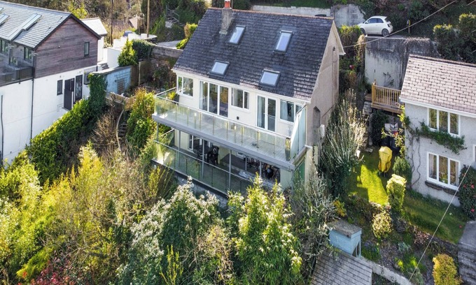 Seaton Cottage | Seaton Beach is a wonderful location to enjoy a quiet outpost in Cornwall.