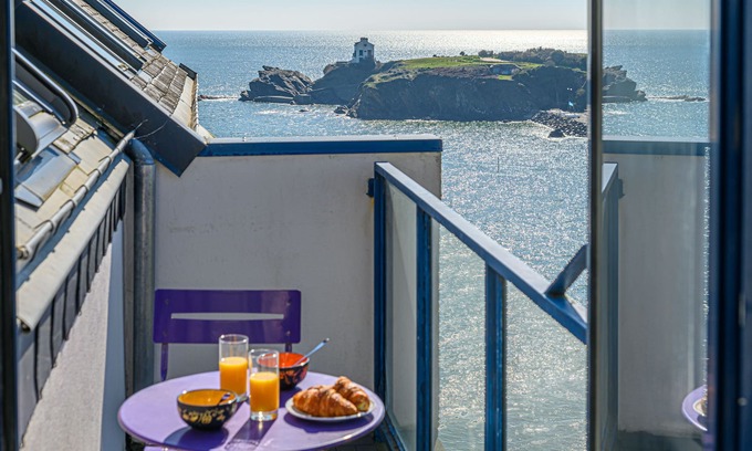Le Pouldu Apartment | Seaview ! Bright veranda apartment at the foot of the beach