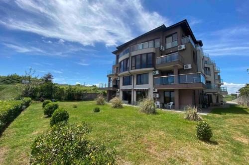 Sinemoretz Apartment | Seaview dreamy apartment with a pool and garden