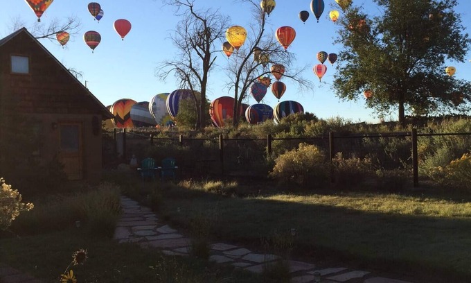 Alamedan Valley House | Secluded Adobe Casita-Right behind Balloon Fiesta Park