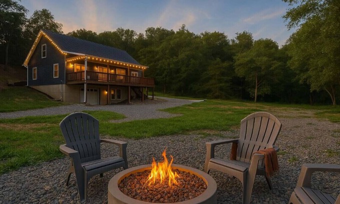 Strasburg Cabin | Secluded Cabin Escape Hot Tub & Games 13 Acres