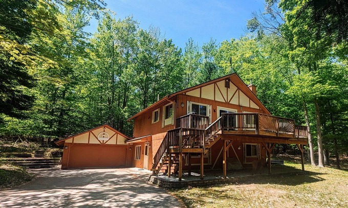Michaywe House | Secluded Chalet in Michaywe w/pool access. Golf + Ski/Snowmobile paradise.